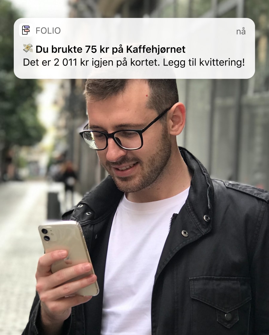 Smilende mann med mobil og push-varsel om å legge til kvittering