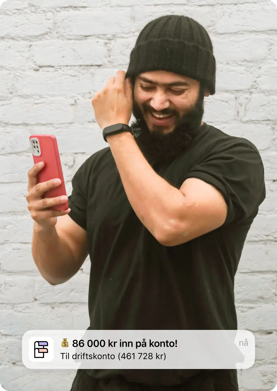 Smilende person som sjekker mobilen. Push-melding som sier «86 000 kr inn på konto!»